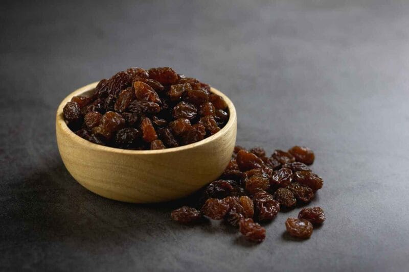 Raisin (کشمش) in a bowl